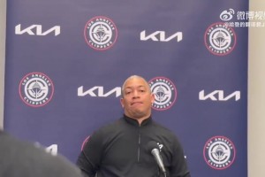 明年状元热门！卡梅隆-布泽尔展现天赋，来了一个抢断后暴扣！